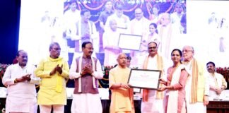 उत्तर प्रदेश के मुख्यमंत्री योगी आदित्यनाथ ने मिशन रोजगार के तहत 932 युवाओं को 21 विभिन्न विभागों में नियुक्ति पत्र सौंपे
