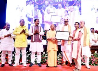 उत्तर प्रदेश के मुख्यमंत्री योगी आदित्यनाथ ने मिशन रोजगार के तहत 932 युवाओं को 21 विभिन्न विभागों में नियुक्ति पत्र सौंपे