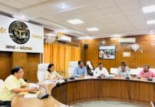 फर्रुखाबाद में पेयजल परियोजनाओं की समीक्षा: डीएम सख्त, धीमी प्रगति पर जीवीपीआर कंपनी को ब्लैकलिस्ट करने के निर्देश