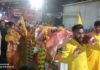 मथुरा में 90 साल की दादी की इच्छा हुई पूरी, नाती-बेटों ने पालकी में कराई ब्रज परिक्रमा