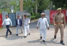 गोंडा में ईंधन बचत को लेकर न्यायपालिका की अनोखी पहल, कोर्ट जाने के लिए पैदल ही निकल गए जज