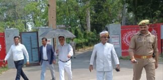 गोंडा में ईंधन बचत को लेकर न्यायपालिका की अनोखी पहल, कोर्ट जाने के लिए पैदल ही निकल गए जज