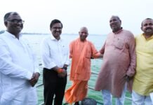 सीएम योगी ने रामगढ़ताल में की क्रूज की सवारी, लहरों पर भ्रमण करने के साथ ताल की साफ सफाई का लिया जायजा