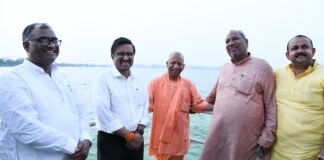 सीएम योगी ने रामगढ़ताल में की क्रूज की सवारी, लहरों पर भ्रमण करने के साथ ताल की साफ सफाई का लिया जायजा