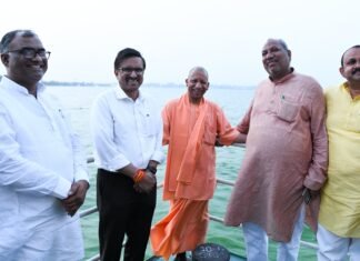 सीएम योगी ने रामगढ़ताल में की क्रूज की सवारी, लहरों पर भ्रमण करने के साथ ताल की साफ सफाई का लिया जायजा