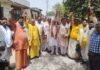परिक्रमा मार्ग में फर्राटे भर रहे ई-रिक्शाओं पर भड़के ब्रजवासी : प्रदर्शन कर प्रशासन के खिलाफ की नारेबाजी, श्रद्धालुओं की सुरक्षा पर उठे सवाल