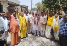 परिक्रमा मार्ग में फर्राटे भर रहे ई-रिक्शाओं पर भड़के ब्रजवासी : प्रदर्शन कर प्रशासन के खिलाफ की नारेबाजी, श्रद्धालुओं की सुरक्षा पर उठे सवाल
