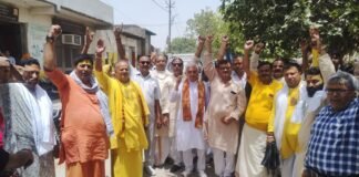 परिक्रमा मार्ग में फर्राटे भर रहे ई-रिक्शाओं पर भड़के ब्रजवासी : प्रदर्शन कर प्रशासन के खिलाफ की नारेबाजी, श्रद्धालुओं की सुरक्षा पर उठे सवाल