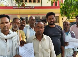 बरेली: निष्पक्ष चकबंदी की मांग को लेकर ग्रामीणों का प्रदर्शन, एसडीएम को सौंपा ज्ञापन
