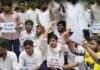लखनऊ विश्वविद्यालय में ड्रेस कोड लागू होने के विरोध में छात्रों का प्रदर्शन
