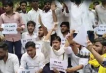 लखनऊ विश्वविद्यालय में ड्रेस कोड लागू होने के विरोध में छात्रों का प्रदर्शन
