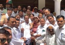 दलित छात्रा से जुड़ी कथित घटना के विरोध में कांग्रेस का शांतिपूर्ण प्रदर्शन, राज्यपाल के नाम सौंपा ज्ञापन