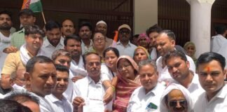 दलित छात्रा से जुड़ी कथित घटना के विरोध में कांग्रेस का शांतिपूर्ण प्रदर्शन, राज्यपाल के नाम सौंपा ज्ञापन