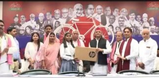 फर्रुखाबाद की बेटियों का लखनऊ में सम्मान, अखिलेश यादव ने मेधावियों को भेंट किए लैपटॉप