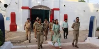 फर्रुखाबाद की जेलों में मचा हड़कंप : डीएम-एसपी ने किया ताबड़तोड़ औचक निरीक्षण, बैरकों से लेकर रसोई तक खंगाली व्यवस्था