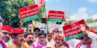 डीजल, पेट्रोल, गैस, सहित तमाम मुद्दों पर बढ़ती महंगाई के खिलाफ सपा कार्यकर्ताओं का प्रदर्शन