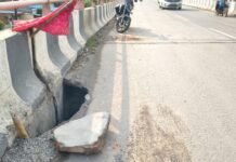 एक ही जगह एक साल में चौथी बार बना खतरनाक गड्ढा, सलेमपुर ओवरब्रिज पर स्थायी समाधान की मांग