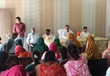 मुख्य विकास अधिकारी ने बनकटा में की चौपाल, विकास योजनाओं की प्रगति की समीक्षा