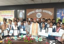 रायबरेली के 21 मेधावियों को मिला सम्मान, मंत्री ने 21-21 हजार रुपये के चेक और प्रशस्ति पत्र सौंपे
