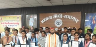 रायबरेली के 21 मेधावियों को मिला सम्मान, मंत्री ने 21-21 हजार रुपये के चेक और प्रशस्ति पत्र सौंपे
