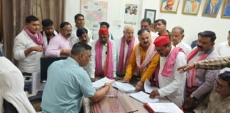 सपा ने मिर्जापुर में मतदाता सूची में फर्जी नामों का किया विरोध, जिलाधिकारी को सौंपा ज्ञापन
