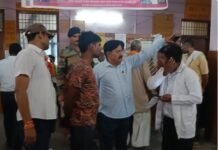 सीएमओ के औचक निरीक्षण से सीएचसी में मचा हड़कंप, गुटखा खाते कर्मचारी पर जुर्माना; गंदगी और अव्यवस्थाओं पर जताई नाराजगी