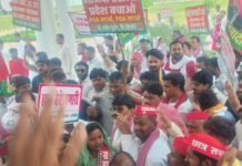 UP: महंगाई और पेपर लीक के विरोध में सपा का प्रदर्शन, राज्यपाल को सौंपा ज्ञापन