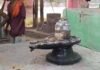 UP: गंगा किनारे मिला शिवलिंग, जानकारी के बाद जुटी श्रद्धालुओं की भीड़