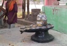 UP: गंगा किनारे मिला शिवलिंग, जानकारी के बाद जुटी श्रद्धालुओं की भीड़