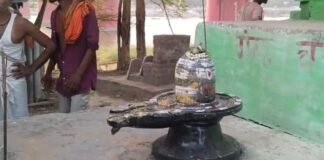 UP: गंगा किनारे मिला शिवलिंग, जानकारी के बाद जुटी श्रद्धालुओं की भीड़