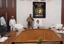 UP: गोण्डा में सड़क सुरक्षा पर सख्ती, मंडलायुक्त दुर्गा शक्ति नागपाल ने दिए अहम निर्देश
