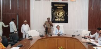 UP: गोण्डा में सड़क सुरक्षा पर सख्ती, मंडलायुक्त दुर्गा शक्ति नागपाल ने दिए अहम निर्देश