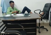 पैर कुर्सी पर, मोबाइल हाथ में! अमेठी में एडीओ पंचायत मनोज चौधरी की कार्यशैली पर उठे सवाल