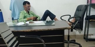 पैर कुर्सी पर, मोबाइल हाथ में! अमेठी में एडीओ पंचायत मनोज चौधरी की कार्यशैली पर उठे सवाल