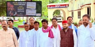 UP: अखिलेश यादव की विवादित होर्डिंग मामले में भड़की सपा, पुलिस से कार्रवाई की मांग