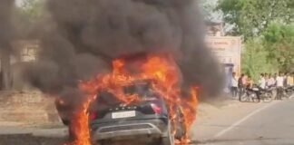 UP: रायबरेली में हाईवे पर चलती कार बनी आग का गोला, बाल-बाल बचे सवार