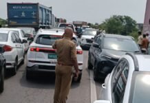 अचानक ब्रेक, बिगड़ा संतुलन… बाराबंकी हाईवे पर ट्रेलर-डंपर की जोरदार टक्कर, एक घंटे तक लगा लंबा जाम