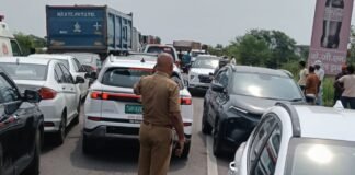 अचानक ब्रेक, बिगड़ा संतुलन… बाराबंकी हाईवे पर ट्रेलर-डंपर की जोरदार टक्कर, एक घंटे तक लगा लंबा जाम