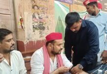 UP: सपा का अनोखा प्रदर्शन, खून से लिखा पीएम मोदी को पत्र, गाय को ‘राष्ट्र माता’ घोषित करने की मांग