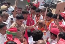 सिकंदराराऊ में सपा की साइकिल यात्रा रोकी, प्रशासन से तीखी नोकझोंक