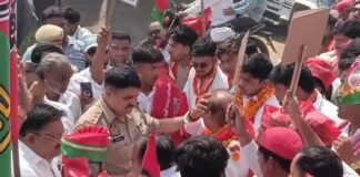 सिकंदराराऊ में सपा की साइकिल यात्रा रोकी, प्रशासन से तीखी नोकझोंक