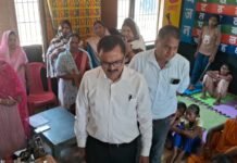सीएचओ के सहयोग से चालीस दिन के विशेष अभियान की सोमवार से हुई शुरुआत, सीएमओ डॉ राजेश झा ने पिपरौली में दो आयुष्मान आरोग्य शिविर का किया निरीक्षण