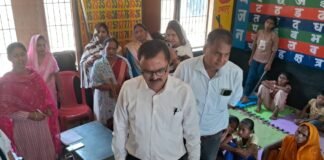 सीएचओ के सहयोग से चालीस दिन के विशेष अभियान की सोमवार से हुई शुरुआत, सीएमओ डॉ राजेश झा ने पिपरौली में दो आयुष्मान आरोग्य शिविर का किया निरीक्षण