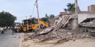 बहराइच में गरजा बुल्डोजर, 9 अवैध मकान किए गए जमींदोज