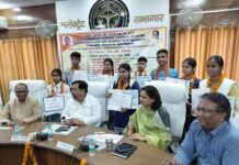 फर्रुखाबाद के 21 मेधावियों का हुआ सम्मान, दो छात्राओं को लखनऊ में मिला प्रदेश स्तरीय सम्मान