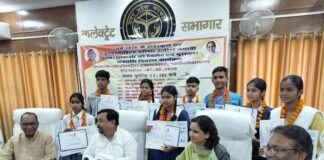 फर्रुखाबाद के 21 मेधावियों का हुआ सम्मान, दो छात्राओं को लखनऊ में मिला प्रदेश स्तरीय सम्मान