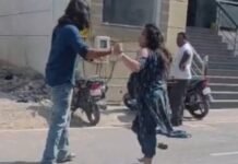 आगरा: पति को प्रेमिका के साथ होटल में देखा, पत्नी का गुस्सा फूटा; सड़क पर दोनों महिलाओं में जोरदार मारपीट, वीडियो वायरल
