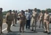 दिनदहाड़े हाईवे पर चेन लूट : तमंचा दिखाकर महिला से सोने की चेन छीनी, विरोध करने पर बेटे को पीटा