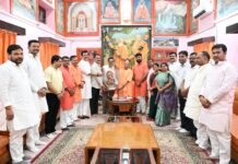 नगर निगम कार्यकाल के तीन वर्ष पूर्ण होने पर मुख्यमंत्री योगी आदित्यनाथ से मिले महापौर डॉ० मंगलेश श्रीवास्तव, प्राप्त किया आशीर्वाद एवं मार्गदर्शन