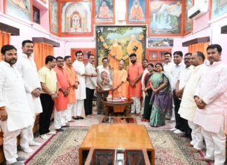 नगर निगम कार्यकाल के तीन वर्ष पूर्ण होने पर मुख्यमंत्री योगी आदित्यनाथ से मिले महापौर डॉ० मंगलेश श्रीवास्तव, प्राप्त किया आशीर्वाद एवं मार्गदर्शन